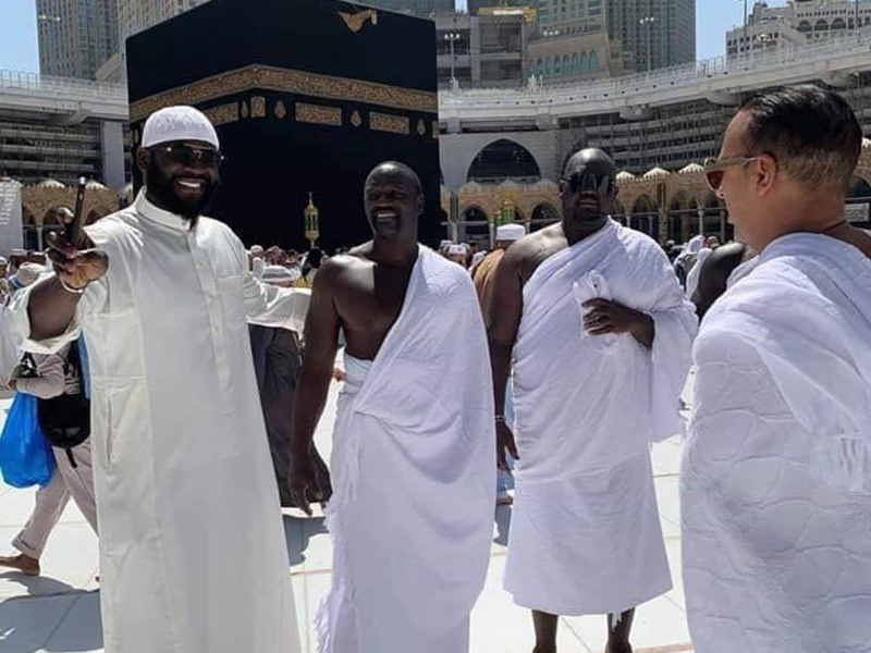 فيديو يوثق أداء المغني العالمي اكون مناسك العمرة